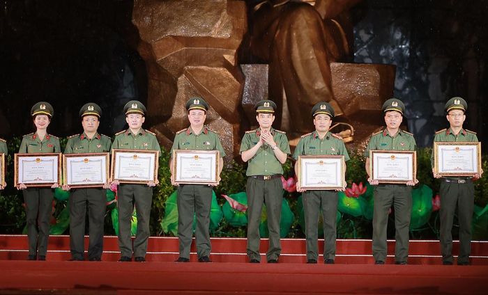  Các tập thể, cá nhân được nhận Bằng khen của Chủ tịch UBND tỉnh. 
