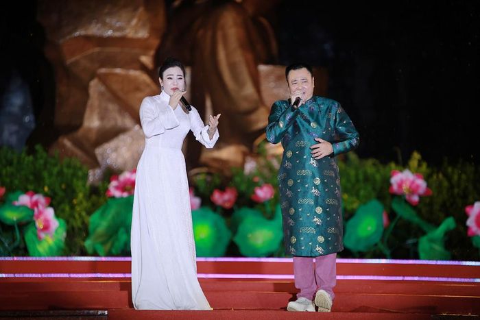 Nghệ sĩ Nhân dân Tự Long và Nghệ sĩ Nhân dân Lương Thùy Linh biểu diễn tại chương trình nghệ thuật 80 năm An ninh nhân dân - Sáng mãi trang sử vàng". 
