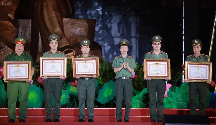  Thừa ủy quyền của Thủ tướng Chính phủ, Thiếu tướng Bùi Duy Hưng trao Bằng khen cho các cá nhân xuất sắc. 