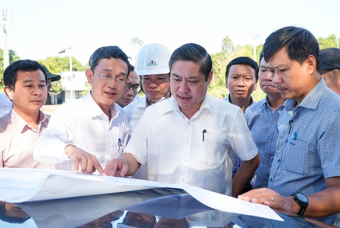 Lãnh đạo thành phố theo dõi, trực tiếp gỡ vướng cho doanh nghiệp. TRONG ẢNH: Phó Chủ tịch UBND thành phố Phan Thái Bình kiểm tra các dự án tại Khu công nghiệp, hậu cần cảng Tam Hiệp (xã Núi Thành). Ảnh: HỒ QUÂN