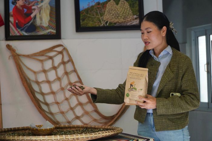 Người dân Cù Lao Chàm giới thiệu sản phẩm đặc trưng với du khách. Ảnh: NAM TRÂN