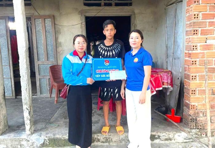 Đoàn xã Quế Sơn trao kinh phí hỗ trợ đỡ đầu cho em Nguyễn Tấn Đạt. Ảnh: THÚY HẰNG