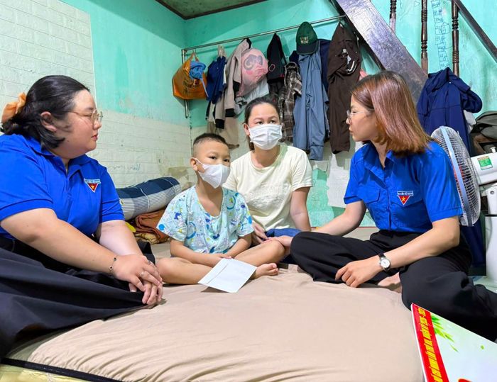 Đoàn phường Thanh Khê trao kinh phí hỗ trợ em Lương Trọng Nhân. Ảnh: NGỌC QUỐC