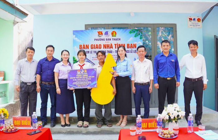 Đoàn Thanh niên, Hội Liên hiệp Thanh niên và Hội Đồng đội phường Bàn Thạch bàn giao công trình “Ngôi nhà tình bạn” cho Lê Thị Phương Thảo. Ảnh: LƯƠNG NHẪN