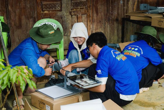 Lắp đặt các trụ đèn năng lượng mặt trời để thắp sáng tuyến đường dài 500m tại Làng quế Ông Tiêu (thôn 5, xã Trà Leng). Ảnh: ĐVCC