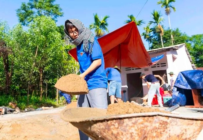Đoàn viên, thanh niên xung kích tham gia sửa chữa nhà cho hộ bà Nguyễn Thị Hải (thôn Trước Đông, xã Bà Nà). Ảnh: ĐVCC
