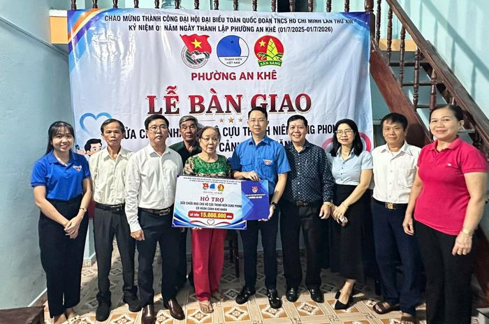 Đoàn Thanh niên - Hội Liên hiệp Thanh niên - Hội đồng Đội phường An Khê bàn giao công trình sửa chữa nhà cho hộ bà Tăng Thị Thơm (phường An Khê). Ảnh: ĐVCC