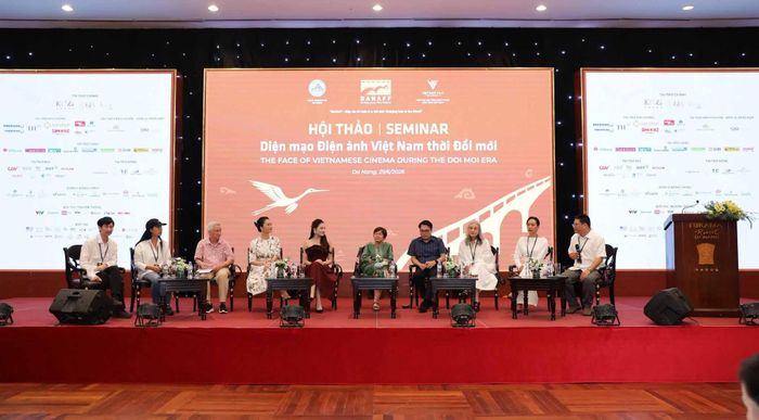 Các đạo diễn, diễn viên trao đổi về sự chuyển đổi của điện ảnh Việt Nam trong thời kỳ Đổi mới tại Liên hoan phim châu Á Đà Nẵng lần thứ IV. Ảnh: ĐOÀN HẠO LƯƠNG