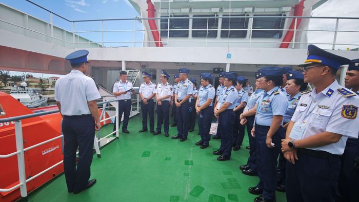 Đoàn sĩ quan trẻ Cảnh sát biển Việt Nam và Lực lượng Bảo vệ bờ biển Philippines tham quan Tàu CSB 8002. Ảnh: N.TRUNG