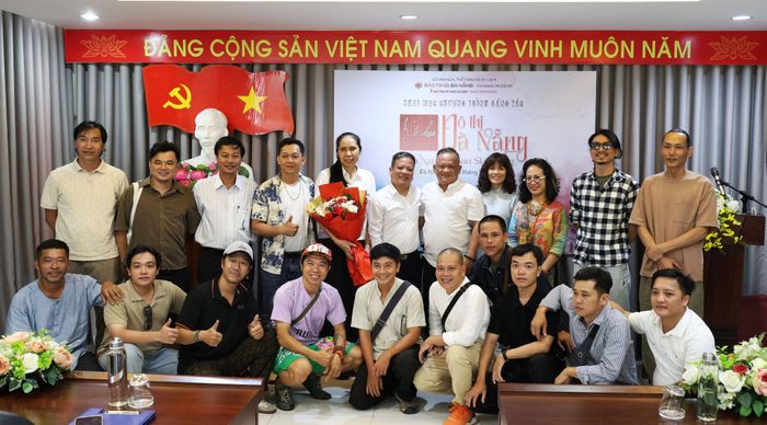 Các họa sĩ tham gia trại sáng tác. Ảnh: NGỌC HÀ