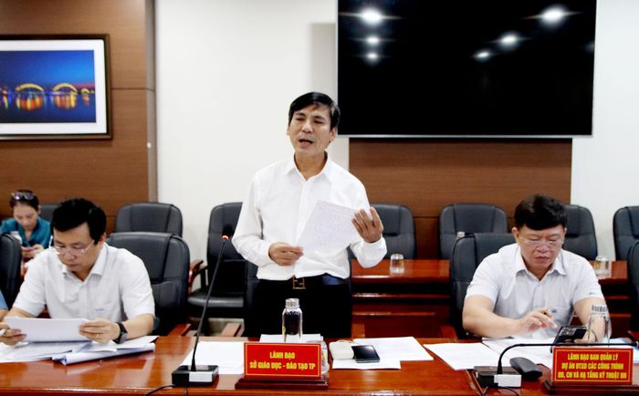 Lãnh đạo Sở Giáo dục và Đào tạo báo cáo tại buổi thẩm tra. Ảnh: TRỌNG HUY