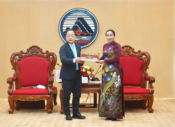 Phó Chủ tịch UBND thành phố Nguyễn Thị Anh Thi tặng quà lưu niệm cho Thị trưởng thành phố Kinokawa Kishimoto Takeshi. Ảnh: QUỐC TUẤN