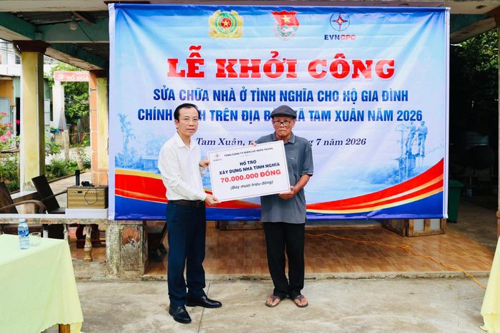 Tổng công ty Điện lực miền Trung hỗ trợ 70 triệu đồng sửa chữa nhà tình nghĩa cho gia đình thân nhân liệt sĩ tại xã Tam Xuân. Ảnh: ĐVCC