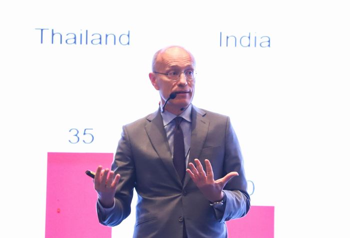Ông Jens Lottner, Tổng Giám đốc Techcombank chia sẻ tại diễn đàn. Ảnh: NGỌC PHÚ