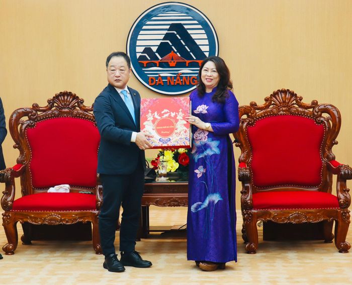 Lãnh đạo Ủy ban MTTQ Việt Nam tặng quà lưu niệm cho Thị trưởng thành phố Kinokawa. Ảnh: QUỐC TUẤN