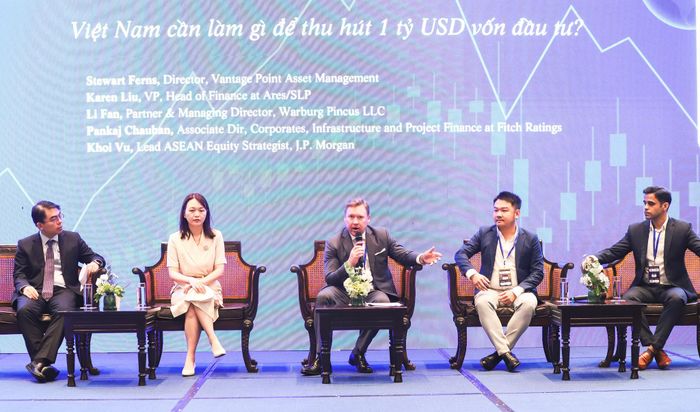 Các diễn giả chia sẻ tại phiên thảo luận “Cần gì để thu hút 1 tỷ USD vào Việt Nam”. Ảnh: NGỌC PHÚ