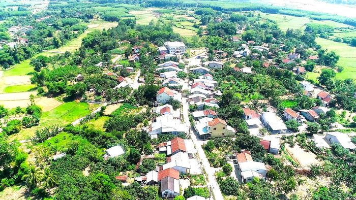 Một khu dân cư xã Quế Phước nhìn từ trên cao. Ảnh: MINH THÔNG