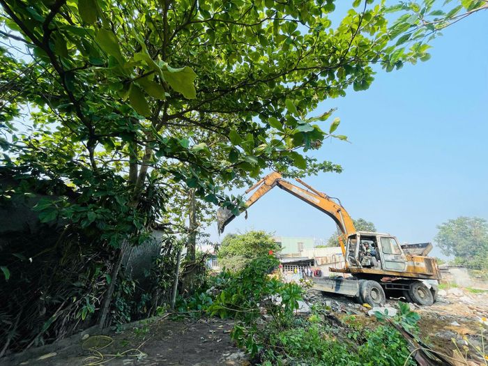 Lực lượng chức năng phường Liên Chiểu hỗ trợ chủ đầu tư giải phóng mặt bằng thi công dự án Tuyến đường trục 1 Tây Bắc. Ảnh: PHẠM BÌNH