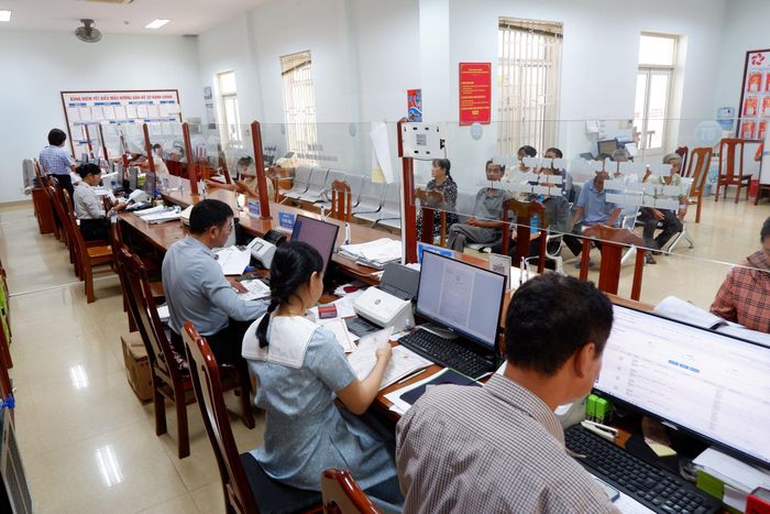 Đội ngũ cán bộ Trung tâm Phục vụ hành chính công xã Nam Phước nhiệt tình, chu đáo phục vụ tốt nhất cho công dân, tổ chức khi đến giao dịch. Ảnh: HOÀNG ĐẠO