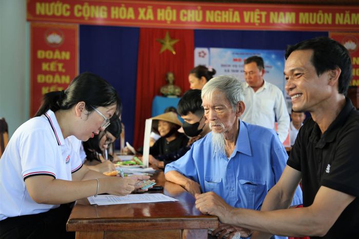 Mô hình “Dịch vụ công lưu động” của xã Tam Anh đang giúp người già, người yếu thế có thể làm các thủ tục hành chính nhanh chóng mà không cần đến trung tâm hành chính xã. Ảnh: ALĂNG NGƯỚC