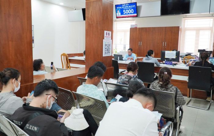 Người dân đến giải quyết thủ tục hành chính tại Trung tâm Phục vụ hành chính công phường Tam Kỳ. Ảnh: NGUYÊN ĐOAN