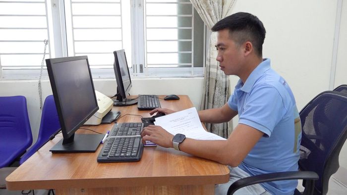 Trung tâm phục vụ hành chính công xã Chiên Đàn bố trí máy vi tính để người dân trực tiếp thực hiện dịch vụ công trực tuyến. Ảnh: HOÀNG ĐẠO