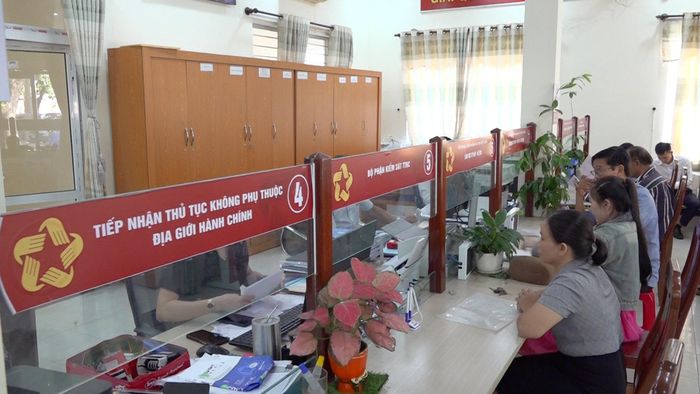Người dân xã Chiên Đàn hài lòng với chất lượng phục vụ của Trung tâm phục vụ hành chính công xã Chiên Đàn. Ảnh: HOÀNG ĐẠO
