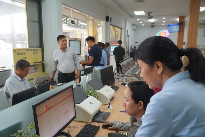 Trung tâm Phục vụ hành chính công phường Hòa Cường luôn bố trí cán bộ chủ động hỗ trợ người dân nộp hồ sơ điện tử. Ảnh: HỮU TRUNG