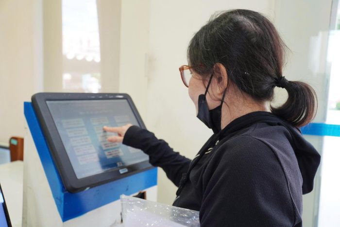 Người dân đến giải quyết thủ tục hành chính tại Trung tâm Phục vụ hành chính công phường Tam Kỳ. Ảnh: NGUYÊN ĐOAN