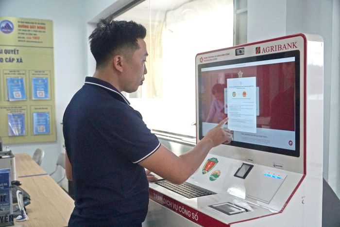 Ứng dụng các thiết bị công nghệ thông tin hiện đại, phần mềm chuyên dụng đã tạo nhiều tiện ích, sự thuận tiện cho người dân. Ảnh: HỮU TRUNG