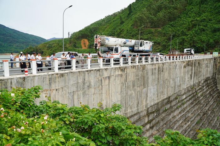 Đoàn tìm hiểu thực tế tại thân đập Nhà máy Thủy điện A Vương. Ảnh: TÂM ĐAN