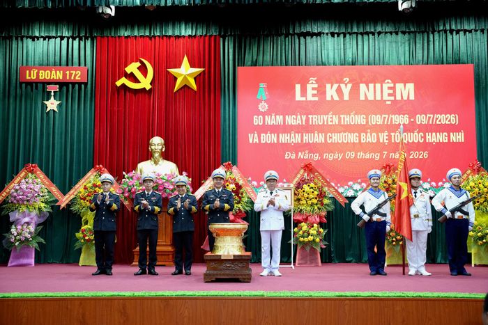 Thượng tướng Phạm Hoài Nam (thứ 4, từ phải sang) tặng chiếc trống đồng cho đại diện Lữ đoàn 172. Ảnh: T.CÔNG
