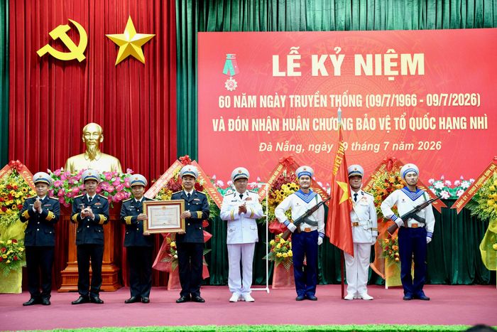 Thượng tướng Phạm Hoài Nam (thứ 4, từ phải sang) thừa ủy quyền trao Huân chương Bảo vệ Tổ quốc hạng Nhì cho Lữ đoàn 172. Ảnh: T.CÔNG