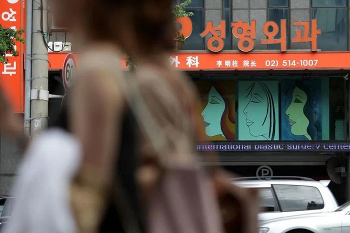 Biển hiệu của các phòng khám phẫu thuật thẩm mỹ trưng bày trên một tòa nhà ở khu Apgujeong-dong thuộc quận Gangnam, Seoul, Hàn Quốc. Ảnh: Bloomberg