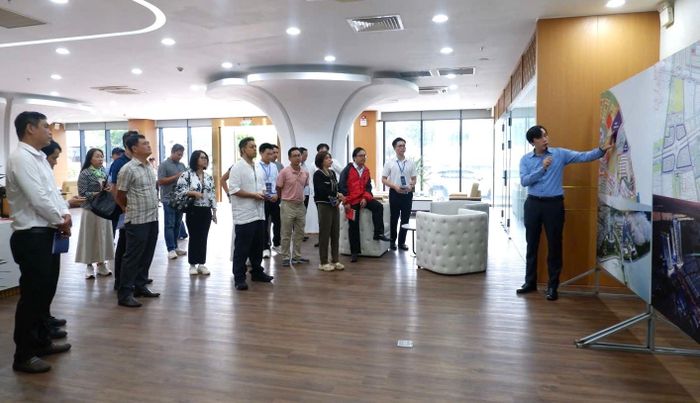 Các đại biểu tham quan Văn phòng cơ quan điều hành Trung tâm tài chính quốc tế Việt Nam tại thành phố Đà Nẵng. Ảnh: MAI QUẾ