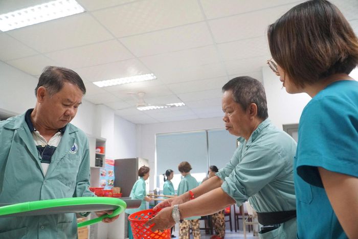 Hoạt động trị liệu theo nhóm giúp bệnh nhân rèn phản xạ, phối hợp và tương tác. Ảnh: DUY AN