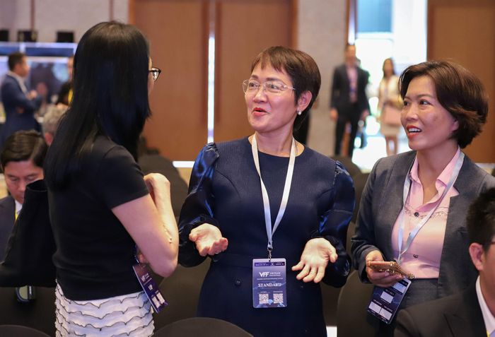Đại biểu trao đổi bên lề tại diễn đàn. Ảnh: NGỌC PHÚ