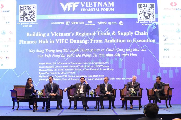 Các diễn giả chia sẻ tại diễn đàn. Ảnh: NGỌC PHÚ