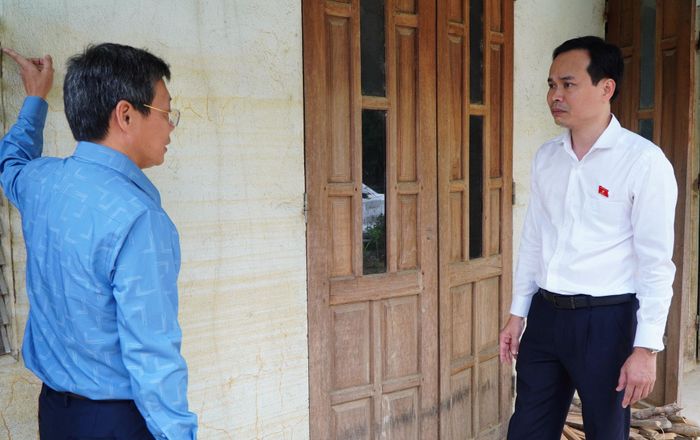 Phó Trưởng Đoàn chuyên trách Nguyễn Duy Minh (bên phải) khảo sát một vị trí nhà dân ngập lụt nặng trong đợt mưa lũ năm 2025 tại xã Thượng Đức. Ảnh: TÂM ĐAN