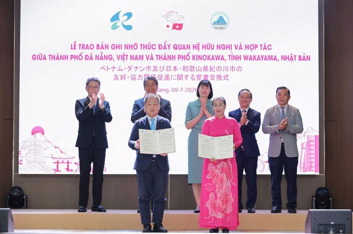 Trao Bản ghi nhớ (MOU) thúc đẩy quan hệ hữu nghị và hợp tác giữa thành phố Đà Nẵng và thành phố Kinokawa (tỉnh Wakayama, Nhật Bản). Ảnh: NGỌC HÀ