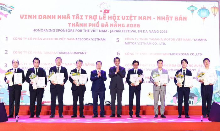 Đại sứ Đặc mệnh toàn quyền Nhật Bản tại Việt Nam Ito Naoki (thứ 5, từ phải sang) và Chủ tịch UBND thành phố Nguyễn Mạnh Hùng (thứ 5, từ trái sang) vinh danh nhà tài trợ lễ hội. Ảnh: NGỌC HÀ