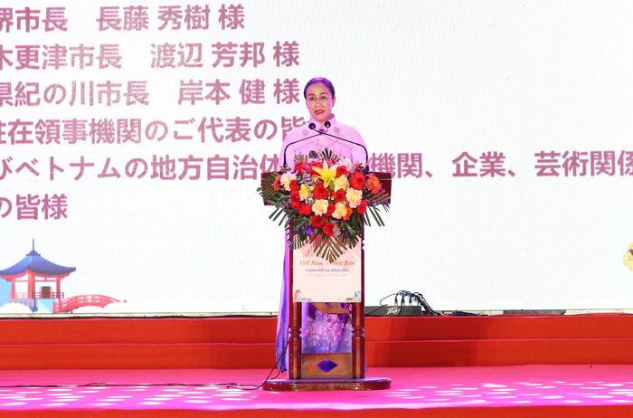 Phó Chủ tịch UBND thành phố Nguyễn Thị Anh Thi phát biểu khai mạc lễ hội. Ảnh: NGỌC HÀ