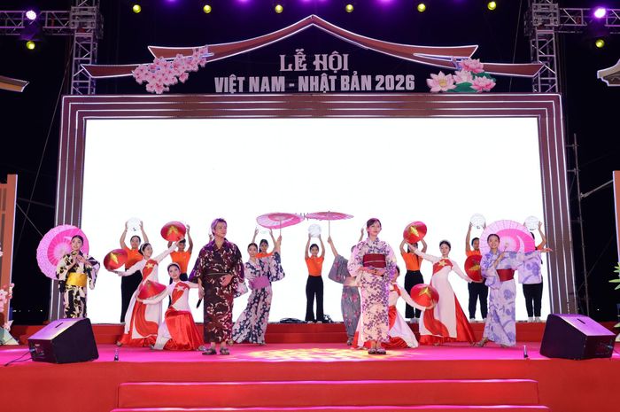 Chương trình giao lưu nghệ thuật Việt Nam - Nhật Bản tại lễ khai mạc. Ảnh: NGỌC HÀ