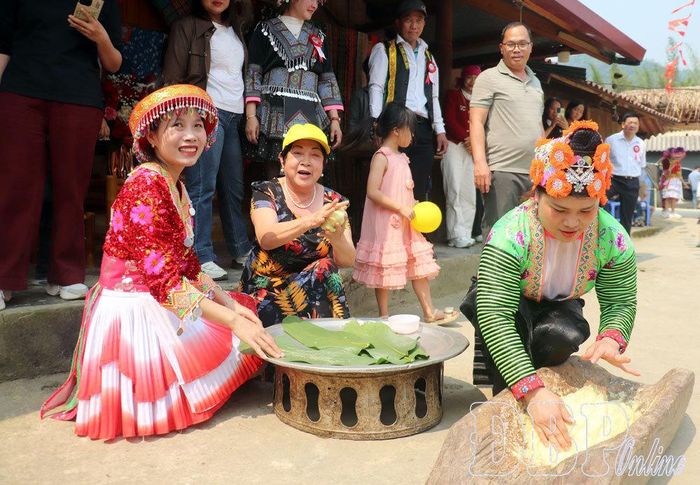 Du khách trải nghiệm làm bánh dày tại bản văn hóa du lịch cộng đồng bản Lồng, xã Quài Tở.