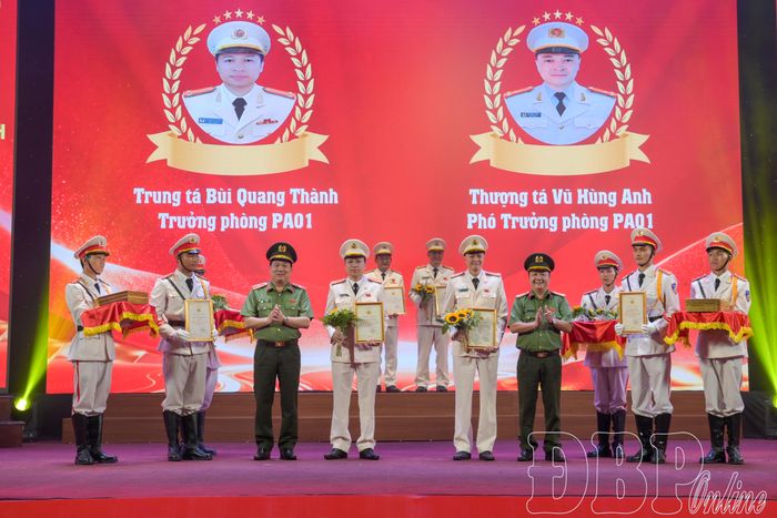 Lãnh đạo Công an tỉnh trao chứng nhận và hoa tôn vinh các điển hình tiên tiến lực lượng An ninh nhân dân.
