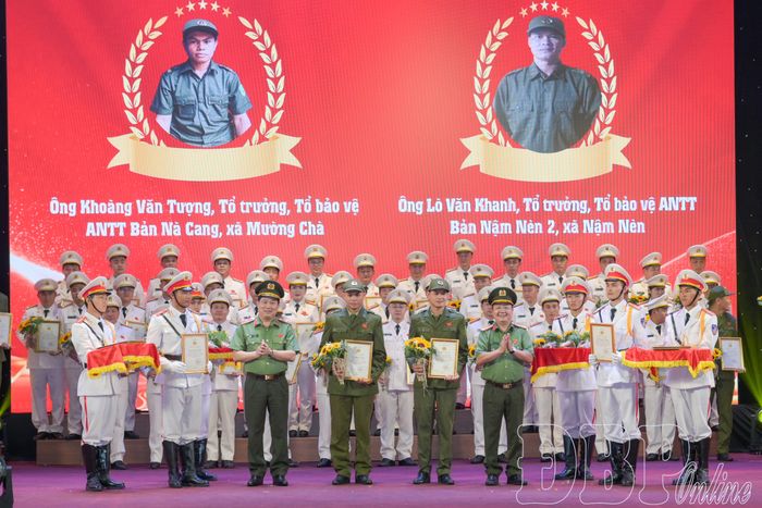 Lãnh đạo Công an tỉnh trao chứng nhận và hoa tôn vinh các điển hình tiên tiến lực lượng tham gia bảo vệ an ninh, trật tự ở cơ sở.