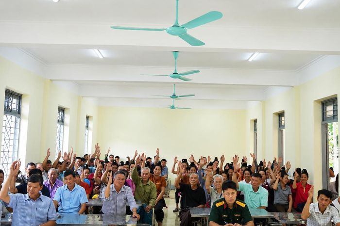 Người dân bản Na Phay 1, 2, xã Mường Nhà nhất trí với phương án sắp xếp, sáp nhập bản.