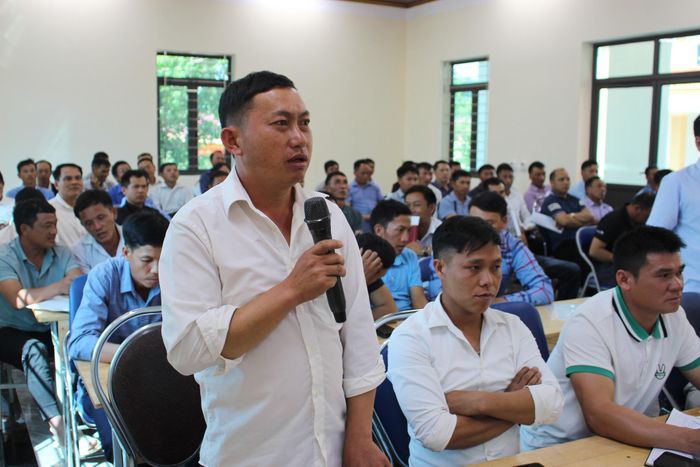 Người dân xã Pu Nhi kiến nghị với lãnh đạo xã tại hội nghị tiếp xúc cử tri. Ảnh: Lan Anh.