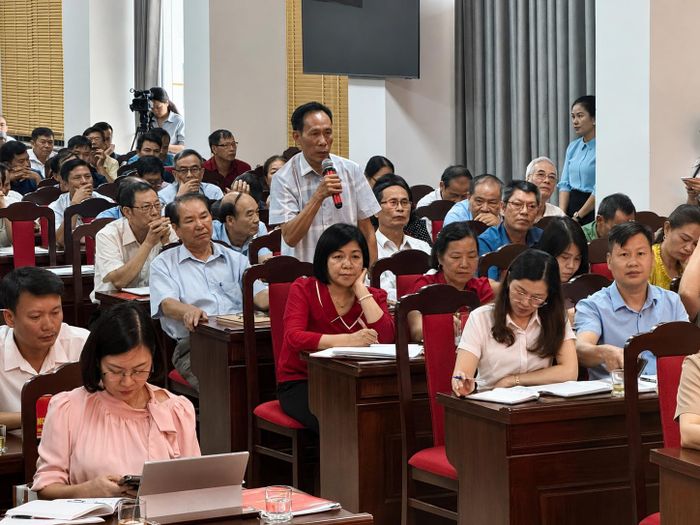 Người dân phường Điện Biên Phủ kiến nghị về chính sách đất đai tại buổi đối thoại.