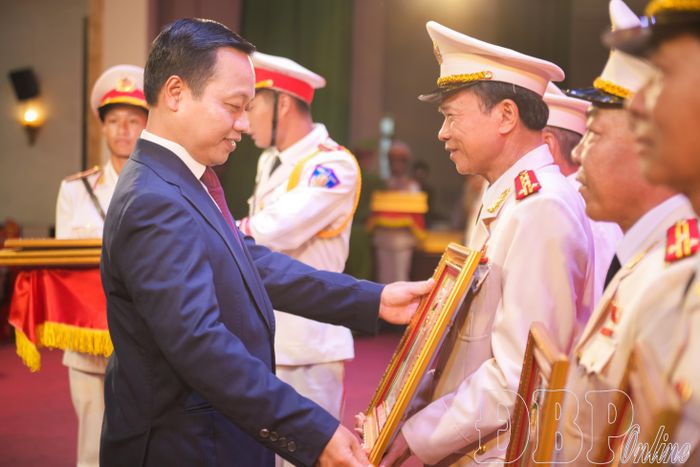 Thừa ủy quyền của Chủ tịch nước, Bí thư Tỉnh ủy Trần Tiến Dũng trao Huân chương Bảo vệ Tổ quốc hạng Ba cho các cá nhân.
